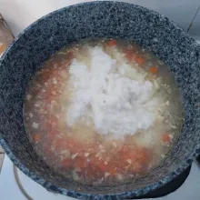 Ketika wortel setengah empuk, masukkan nasi yang sudah diblender.