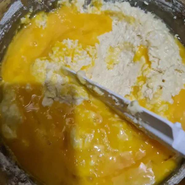 Masukkan kuning telur dan aduk hingga semua tercampur rata.