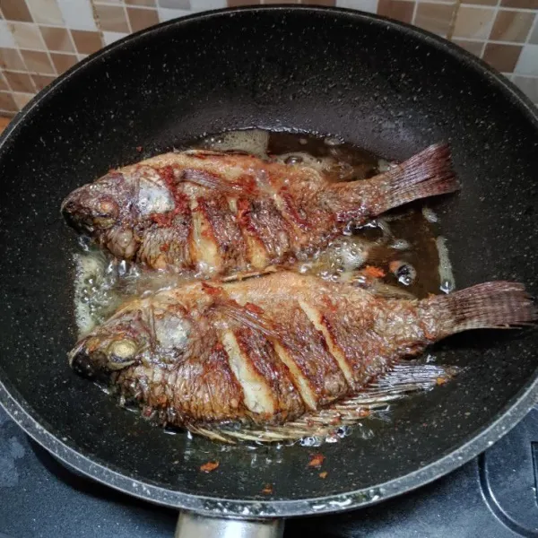 Setelah 20 menit,goreng ikan hingga matang dan sedikit garing. Angkat dan tiriskan.