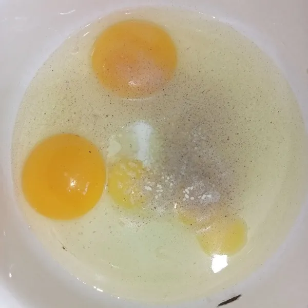 Pecahkan telur didalam mangkuk tambahkan lada, garam dan kaldu jamur.