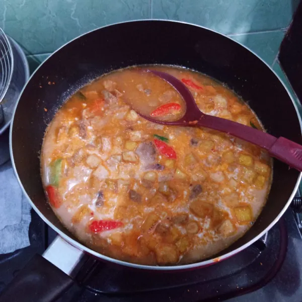 Masukkan tahu, tempe, 500 ml air dan santan. Bumbui gula, garam dan kaldu bubuk lalu masak hingga mendidih.