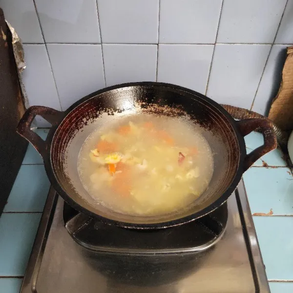 Masukkan wortel dan air, masak hingga mendidih.
