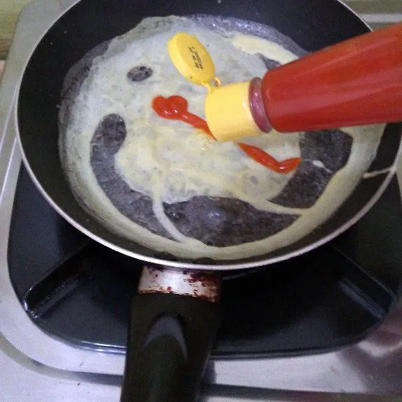 Tuang telur sedikit kemudian tuang adonan tepung aci . Goyangkan wajan agar merata adonannya. Tambahkan saos sambal.