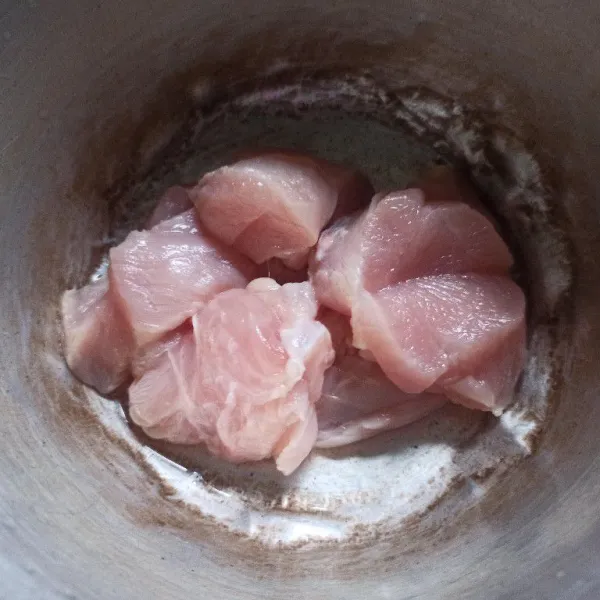Potong-potong ayam sesuai dengan selera kemudian lumuri dengan air jeruk nipis, diamkan beberapa saat kemudian bilas hingga bersih.