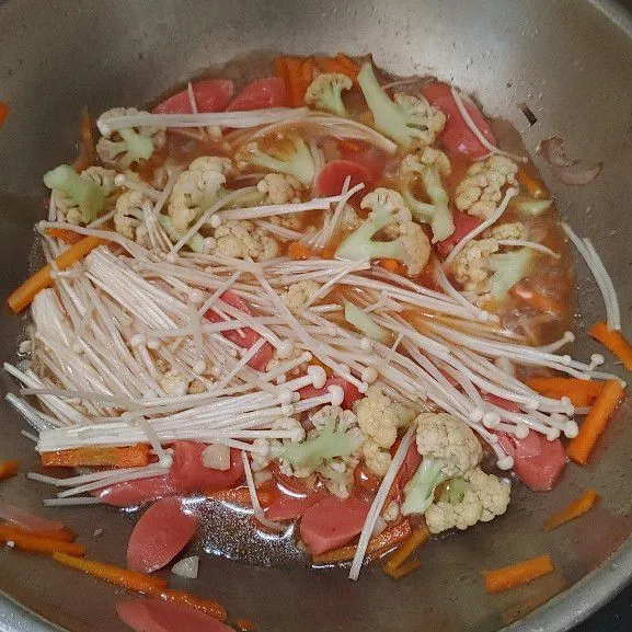 Terakhir masukan larutan tepung maezena, dan jamur enoki aduk rata. Dan sajikan