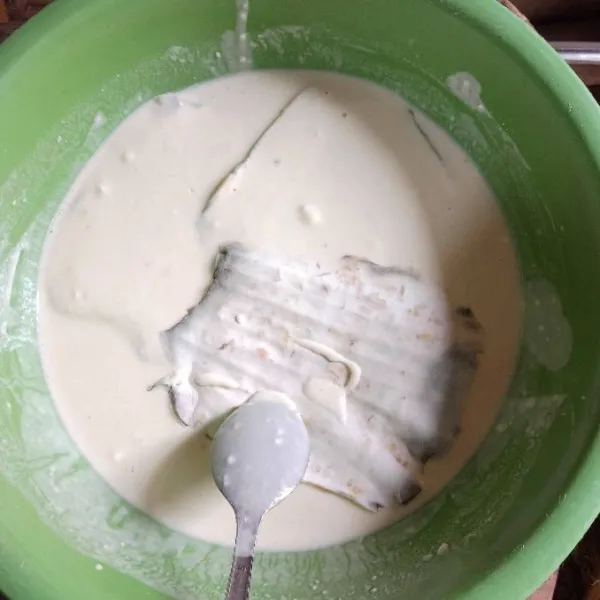 Masukkan tempe mendoan, baluri semua bagian tempe dengan tepung.