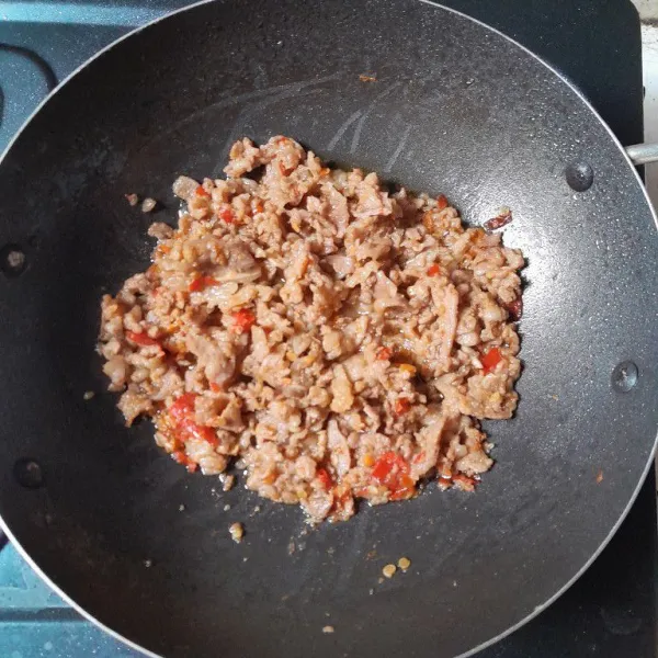 Masak hingga kuah menyusut, sajikan dengan nasi hangat.