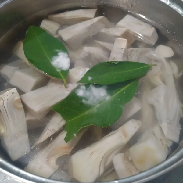 Rebus nangka dengan daun salam, garam, baking soda dan air secukupnya selama 10 menit.