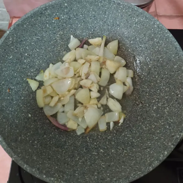 Tumis bawang bombay sampai layu lalu masukkan bawang putih.