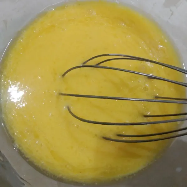 Campur kuning telur, susu cair dan minyak sayur jadi satu, aduk rata.