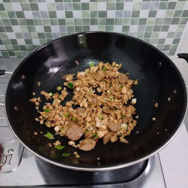 Masak hingga nasi oatmeal sedikit kering, cicipi rasanya. Jika masih terasa kurang asin, tambahkan sedikit kaldu bubuk atau garam. Kemudian matikan api.