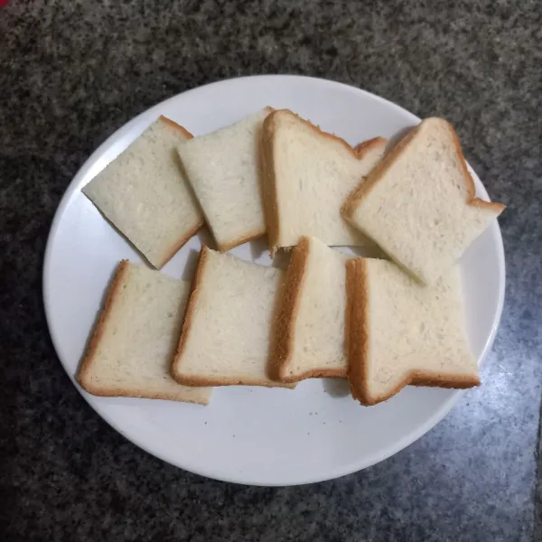 Potong masing-masing roti menjadi 4 bagian.