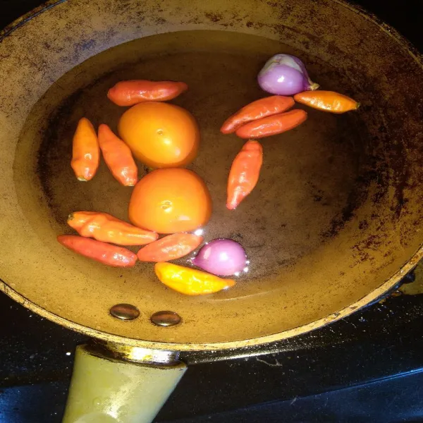 Rebus cabe rawit, bawang merah dan tomat sampai layu. Tiriskan.