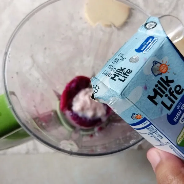 Masukkan buah naga, yogurt dan susu uht ke dalam blender.