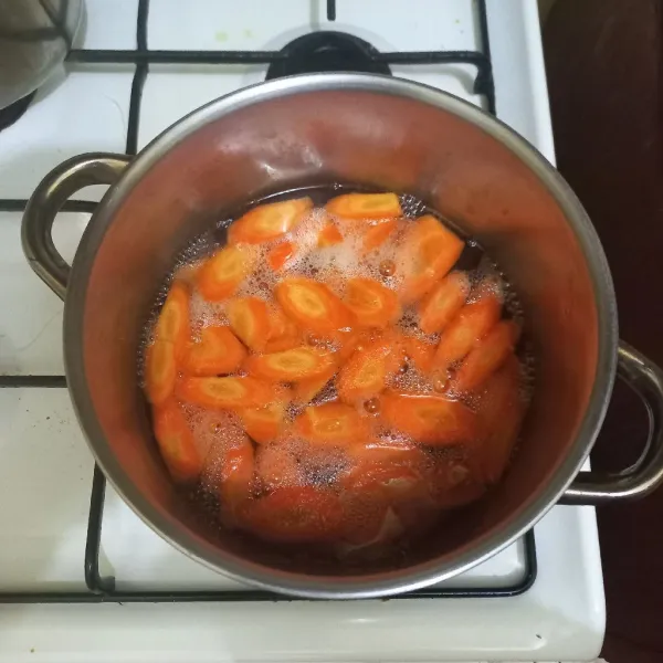 Rebus irisan wortel hingga setengah matang, sisihkan.