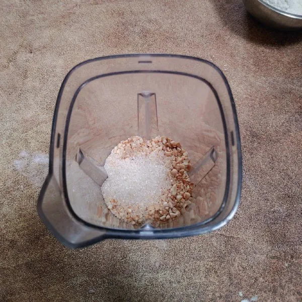 Sangrai kacang tanah hingga matang, biarkan dingin lalu masukan blender tambahkan gula dan garam lalu haluskan.