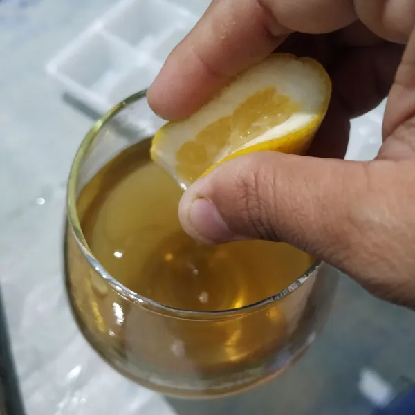 Buang kantung teh  Beri perasan lemon.