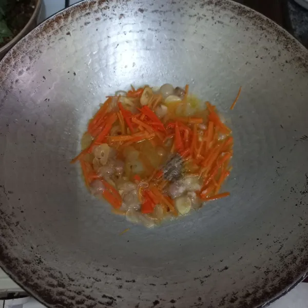 Masukkan irisan wortel dan sedikit air, beri garam, kaldu jamur dan merica bubuk.
