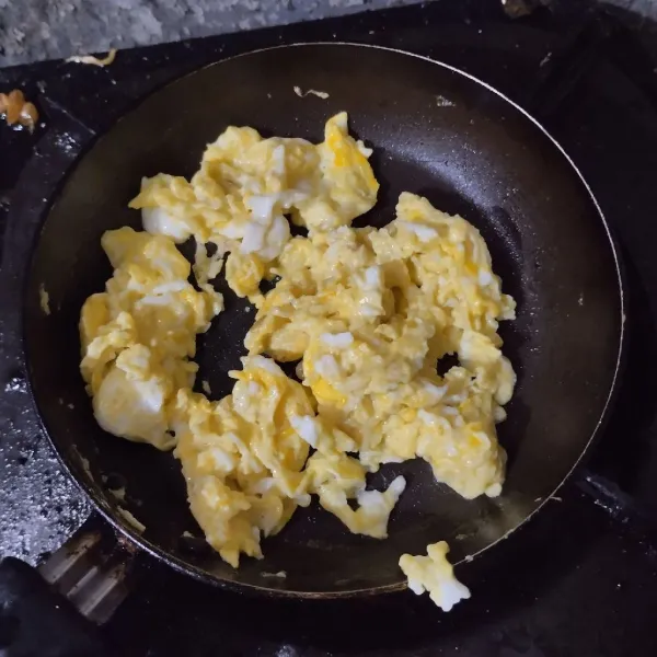 Ceplok telur dalam teflon, buat orak-arik.
