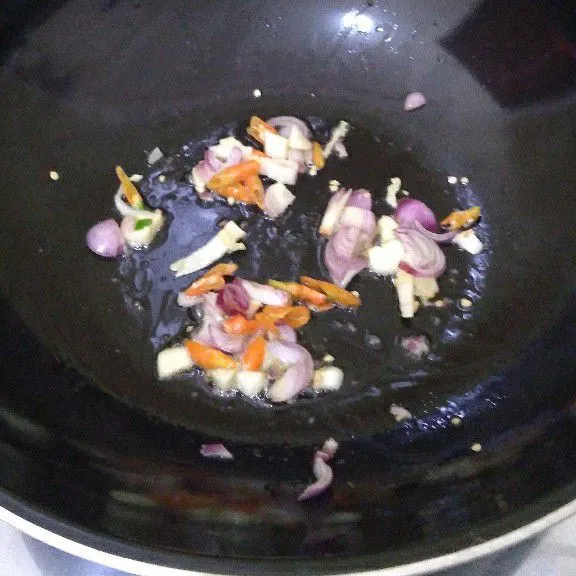 Tumis bahan bumbu iris sampai aromnya harum.