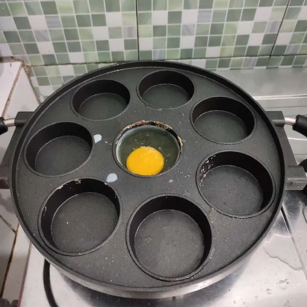 Masak telur ceplok diatas snack maker hingga matang, sisihkan.