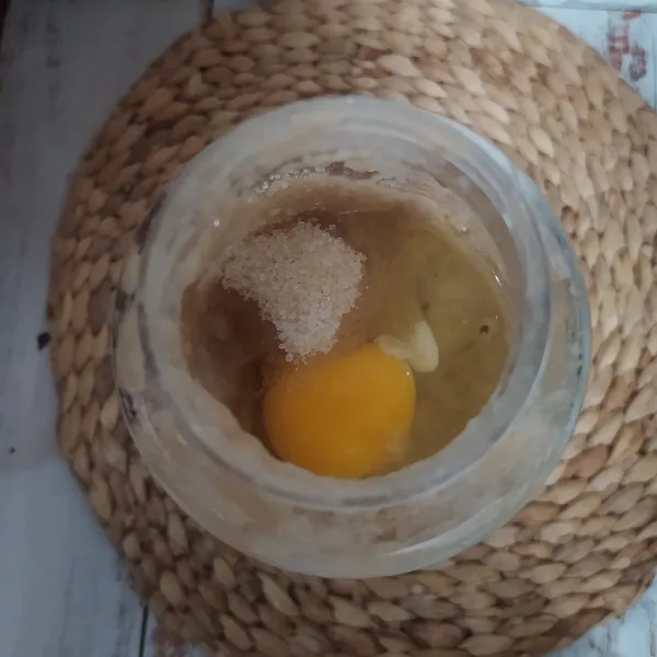 Masukkan telur, gula dan garam, blender lagi sampai halus.