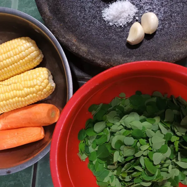 Siapkan sayur dan bumbu.