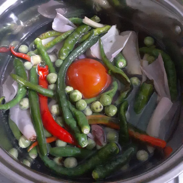 Didihkan air dan garam halus. Masukkan cabe hijau, tomat, rimbang, bawang merah, bawang putih dan kelopak kecombrang yang tua.