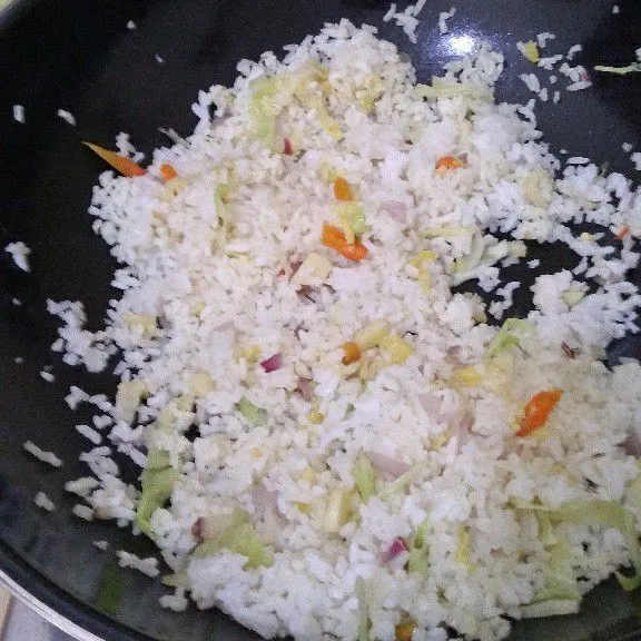 Masukkan nasi putih dan aduk merata.