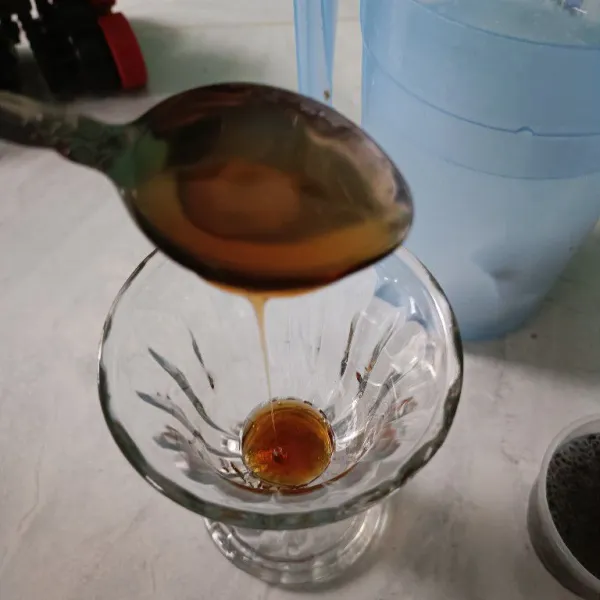 Tuang 1 sdm madu ke dalam gelas ukuran 200 ml.
