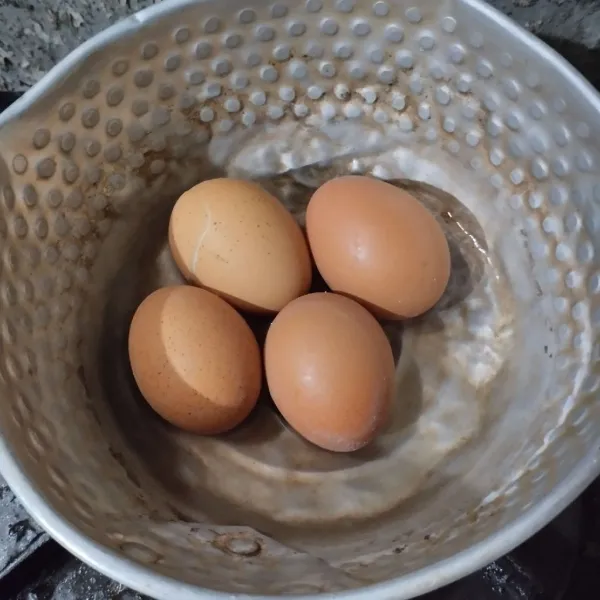 Rebus telur hingga matang kemudian kupas.