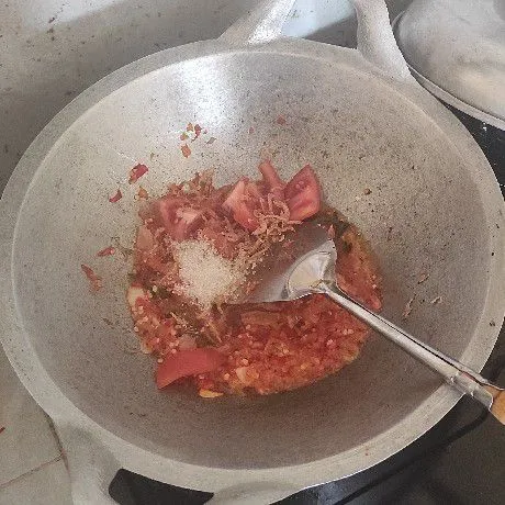 Lalu masukan ebi, potongan tomat dan bumbui gula, garam, kaldu jamur masak aduk rata sampai tomat hancur