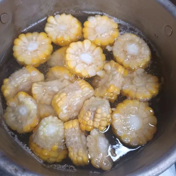Setelah bumbu tercium harum, masukkan jagung manis.
