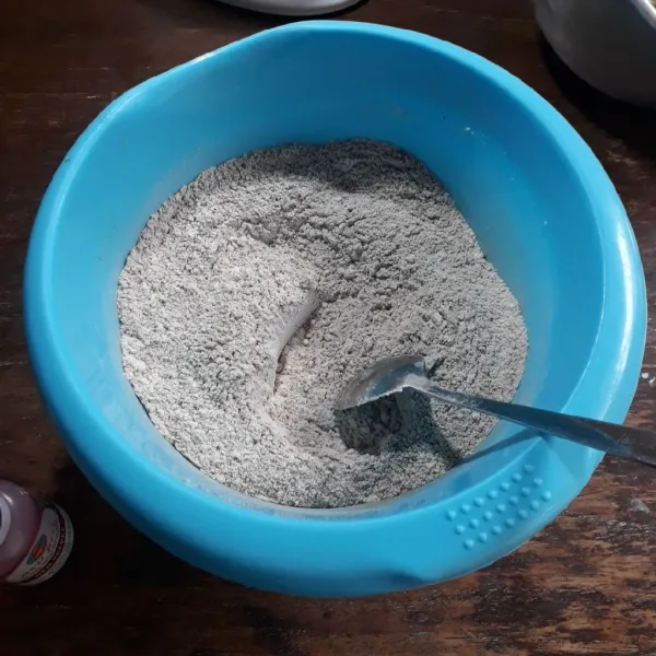 Campurkan gula pasir, tepung terigu, susu, cokelat, baking powder dan soda kue, aduk rata.