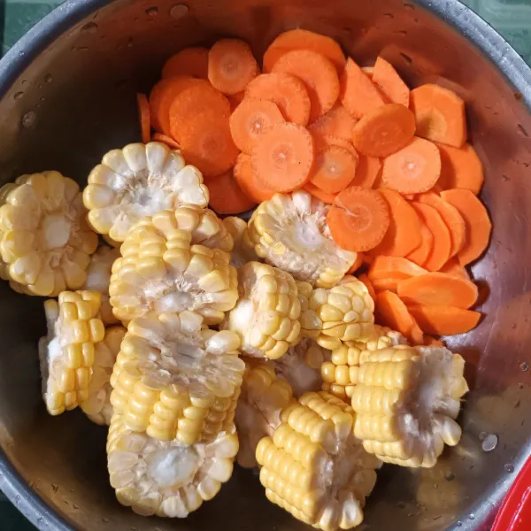 Potong-potong sayuran.