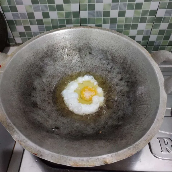Buat ceplok telur hingga matang, lalu tiriskan.