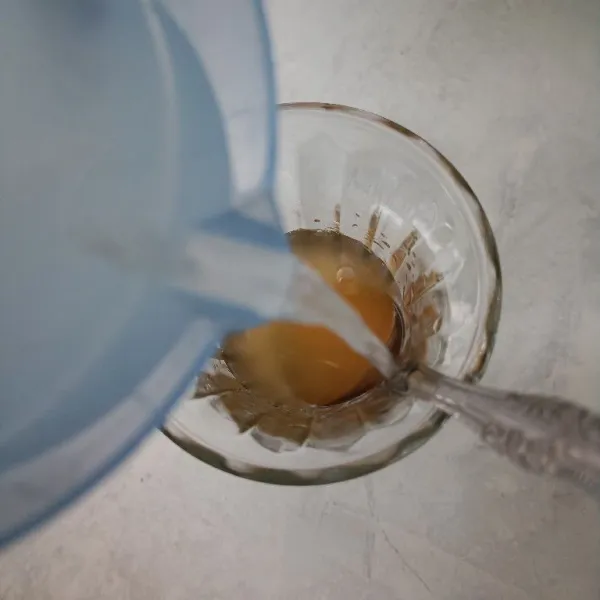 Tuang air kelapa dan isinya hingga gelas penuh.
