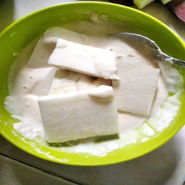 Masukkan ubi ke dalam tepung