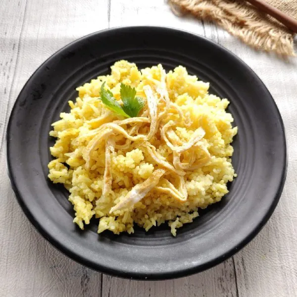 Sajikan nasi kuning dengan telur rawis.