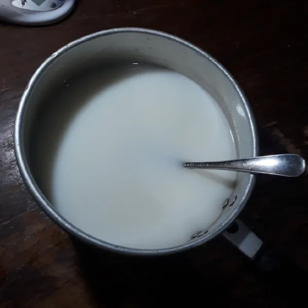 Puding susu : campurkan agar - agar, jelly, gula, susu kental manis, dan air, aduk rata.