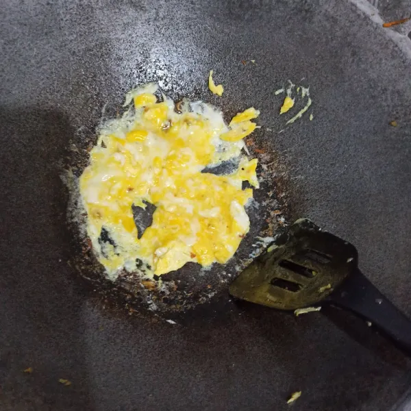 Buat orak-arik telur, beri sedikit garam.
