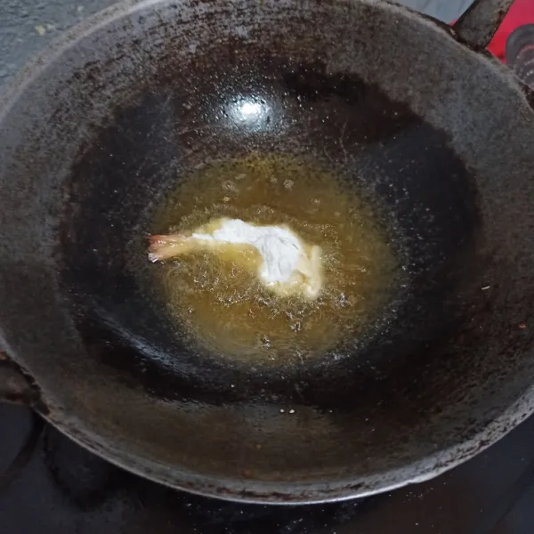 Panaskan minyak, goreng udang yang sebelumnya dikibas terlebih dahulu.