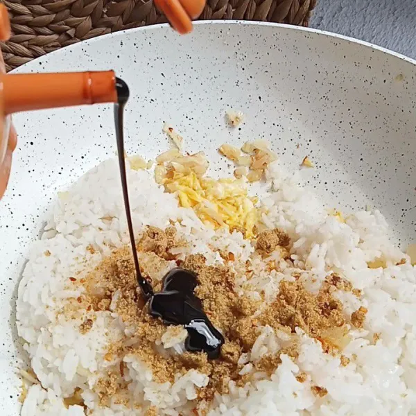 Tambahkan kecap manis, aduk rata semuanya hingga bumbu tercampur sempurna dengan nasi.