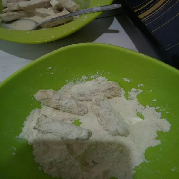 Letakan tempe ke tepung kering sambil dicubit pelan lakukan sampai adonan abis.