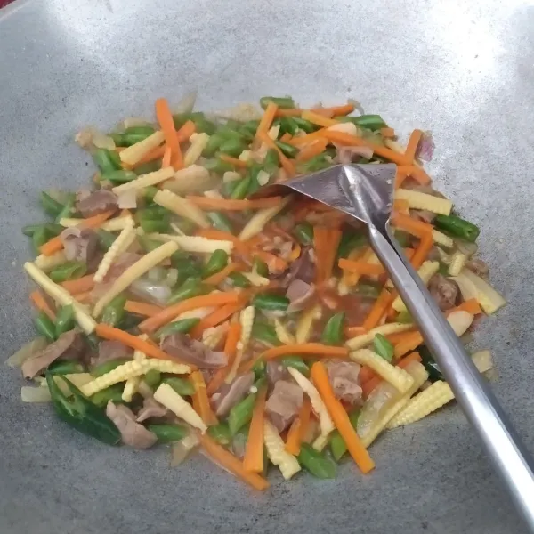 Masukkan wortel, buncis, jagung muda dan air, masak 10 menit.