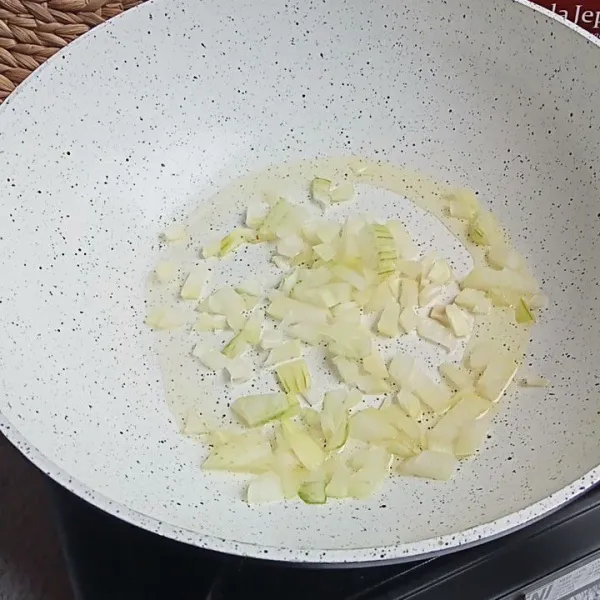 Cincang bawang bombai dan bawang putih kemudian tumis  hingga layu dan harum.