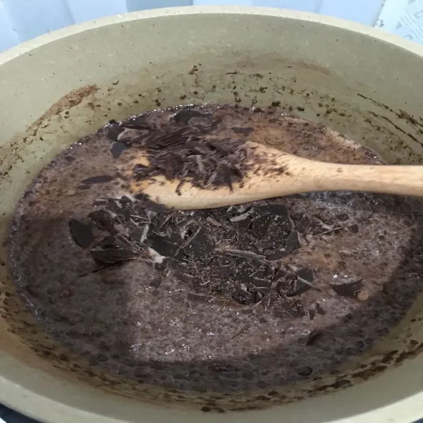 Masak susu dan dark cooking chocolate (cokelat batang) hingga larut lalu dinginkan. Tuang ganache di atas cake. Sajikan