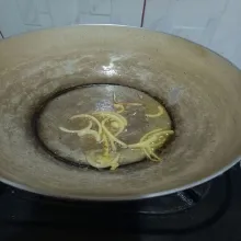 Panaskan blueband, lalu tumis bawang bombai hingga harum.