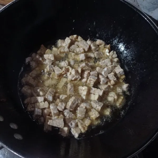 Potong potong tempe, lalu goreng setengah matang, tiriskan.