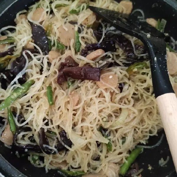 Masak sampai tanak, kecilkan api dan koreksi rasa. Bila rasa.sudah pas, matikan api dan siap disajikan.